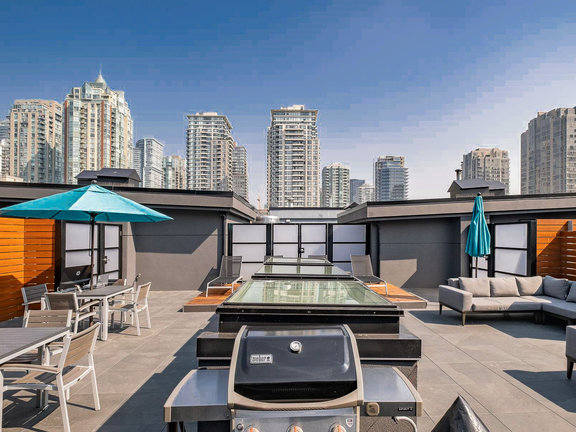 new_yorker_rooftop_patio_01.jpg