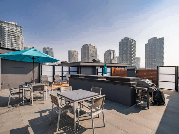 new_yorker_rooftop_patio_03.jpg